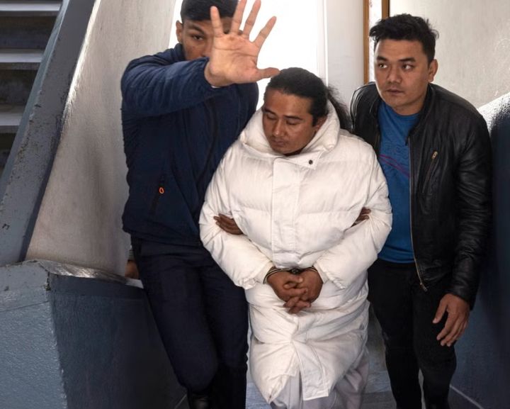 네팔에서 정신자 지도자로 '부처 소년'으로 불리던 람잔이 미소녀 성폭행 혐의로 체포돼 재판을 받기 위해 법정으로 가고 있다. (사진 인디펜던트 캡처). 2024.06.27.  *재판매 및 DB 금지
