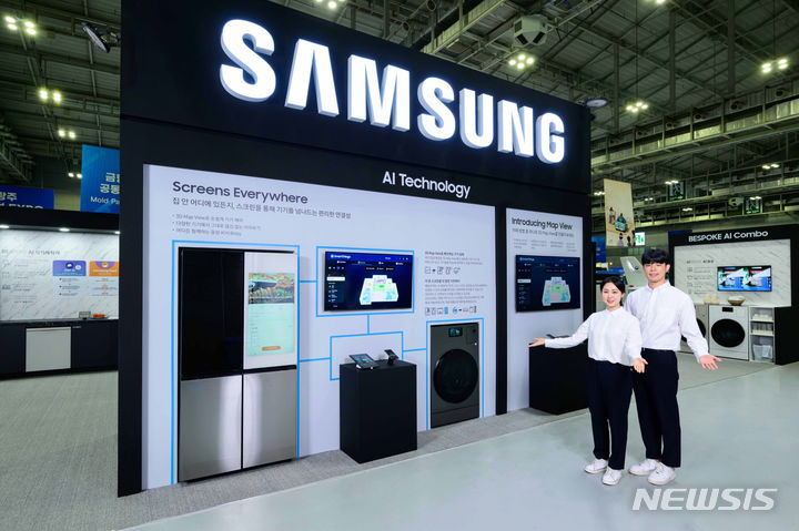 [광주=뉴시스]1-2. 삼성전자 모델이 광주광역시 김대중컨벤션센터에서 열리는 '2024 광주미래산업엑스포'에 마련된 삼성전자 부스를 소개하고 있다.