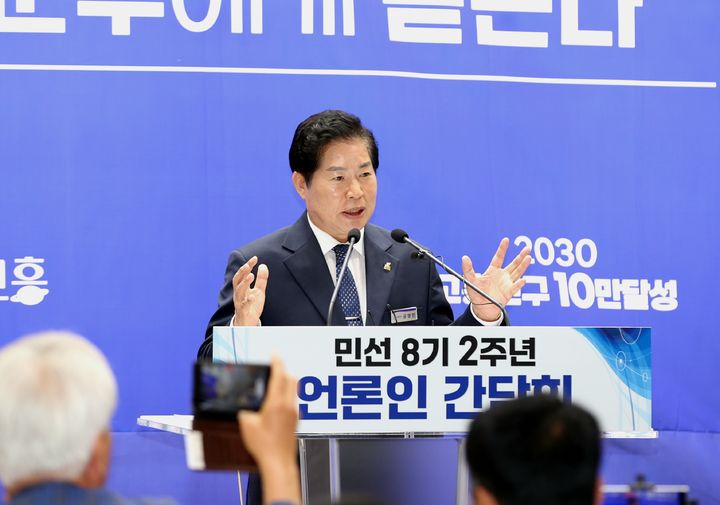 [고흥=뉴시스] 공영민 고흥군수가 27일 고흥군청 우주홀에서 민선8기 2주년 언론인 간담회를 하고 있다.  (사진=고흥군 제공) 2024.06.27. photo@newsis.com *재판매 및 DB 금지