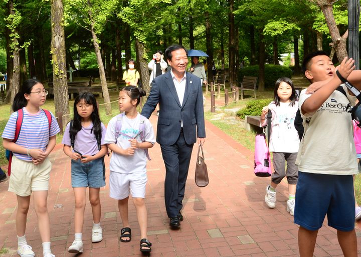 [거창=뉴시스] 구인모 거창군수 초등생과 등굣길 미팅 *재판매 및 DB 금지