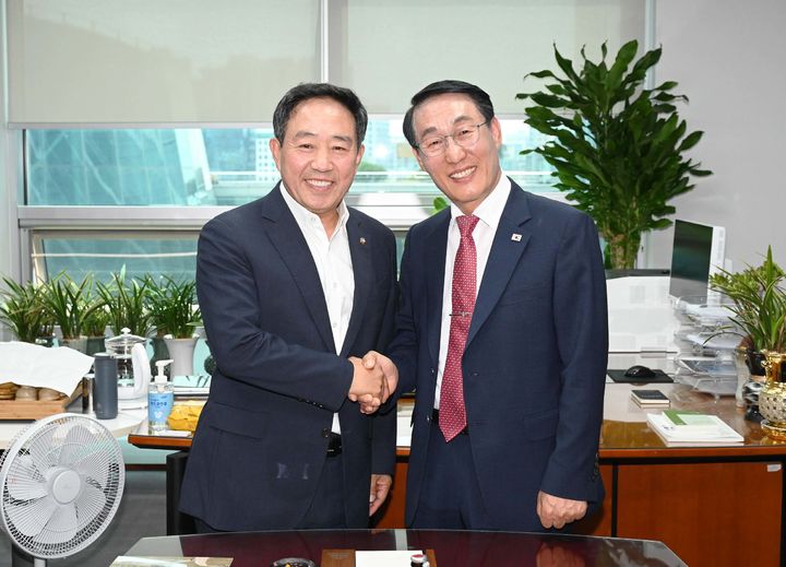 [홍성=뉴시스] 이용록 홍성군수가 국회에서 홍성·예산 출신 국민의힘 강승규 의원을 만나 악수하고 있다.&nbsp; *재판매 및 DB 금지