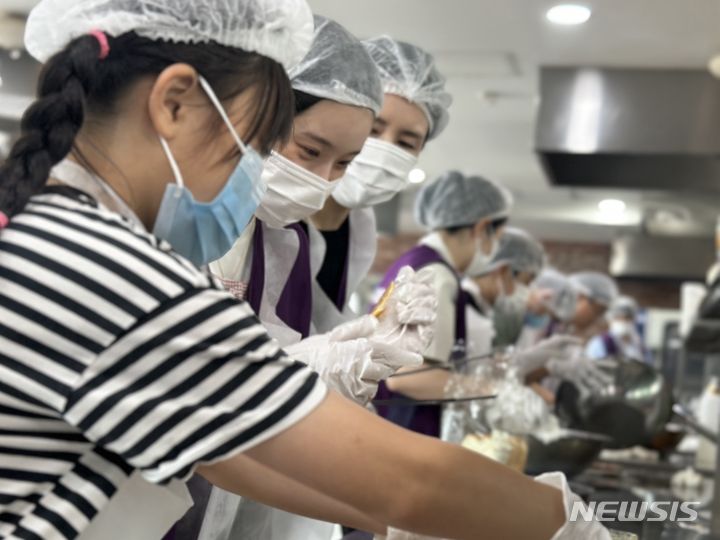 [안양=뉴시스] '샌드위치 만들기' 현장. (사진=안양시 제공). 