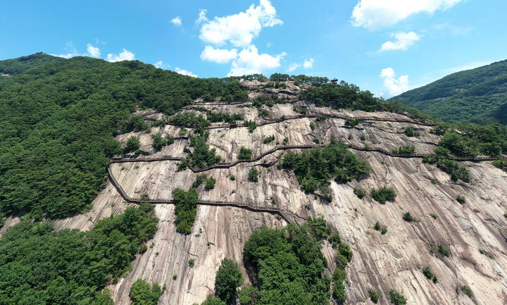 순창군이 용궐산 자연휴양림에 '맨발걷기 좋은 길' 조성할 예정이다. 사진은 국내 대표적 바위산 잔도(棧道)로 유명한 '용궐산 하늘길'. *재판매 및 DB 금지