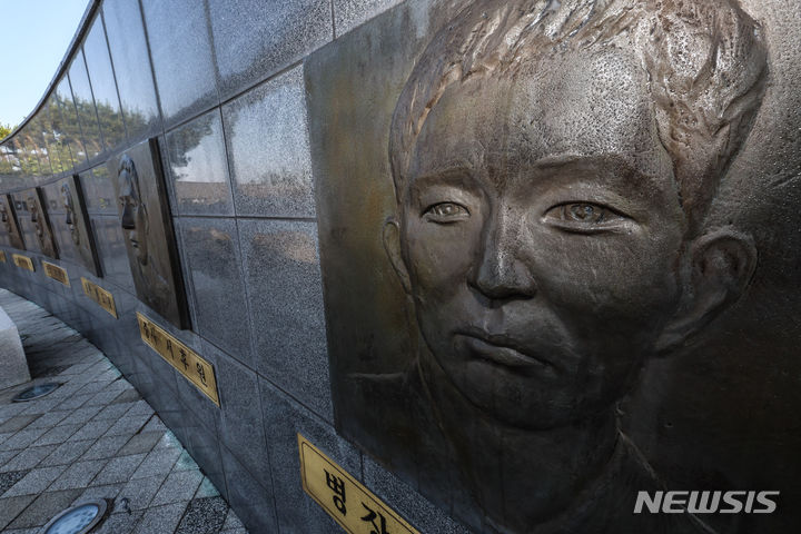 [연평도=뉴시스] 김근수 기자 = 제2연평해전 22주년을 이틀 앞둔 지난해 6월 27일 오전 인천 옹진군 대연평도 평화공원에 제2연평해전 전사자의 부조가 설치돼 있다. 2025.06.29. ks@newsis.com