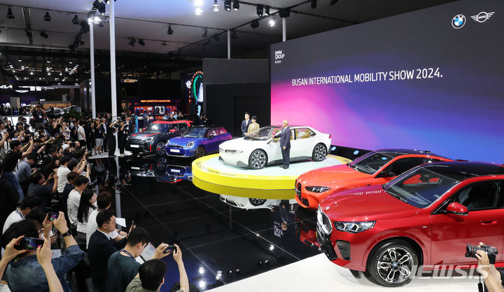 [부산=뉴시스] 하경민 기자 = '2024 부산모빌리티쇼' 언론공개 행사가 열린 27일 부산 해운대구 벡스코 제1전시장에서 BMW와 MINI가 국내 최초로 뉴M4와 BMW브랜드 최초 순수 전기 SAC인 '올뉴 iX2' 등을 공개하고 있다.&nbsp;&nbsp; 28일부터 7월7일까지 열리는 부산모빌리티쇼에서는 완성차 6개 브랜드의 신차 총 56대를 선보이고, 더불어 클래식카·슈퍼카·튜닝카 전시와 오프로드 차량 동승 체험, 컨퍼런스, 세미나 등 다양한 부대행사가 열린다. 2024.06.27. yulnetphoto@newsis.com