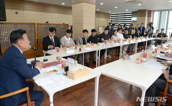 [울산=뉴시스] 배병수 기자 = 김두겸 울산시장이 27일 오전 울산 남구 울산대학교 신선식당에서 열린 다양한 청년들의 목소리를 듣고 소통하기 위해 민선8기 출범 2주년 기념 ‘꿀잼도시 조성, 청년 브라운 백 미팅’에서 인사말을 하고 있다. 2024.06.27. bbs@newsis.com.