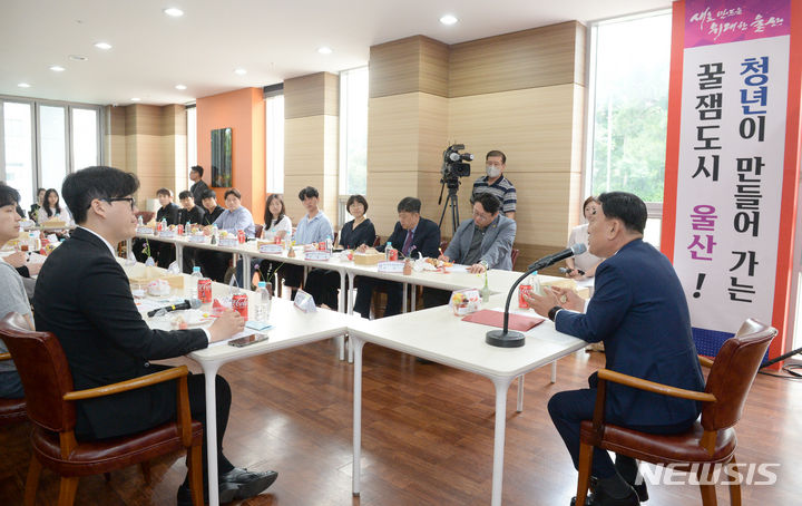 [울산=뉴시스] 김두겸 울산시장이 지난 2024년 6월27일 오전 울산 남구 울산대학교 신선식당에서 열린 다양한 청년들의 목소리를 듣고 소통하기 위해 민선8기 출범 2주년 기념 ‘꿀잼도시 조성, 청년 브라운 백 미팅’을 갖고 있다. (사진=뉴시스 DB). photo@newsis.com 