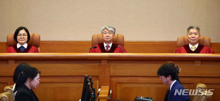 [서울=뉴시스] 이종석 전 헌법재판소장 등 재판관들이 지난 2024년 6월 27일 서울 종로구 헌법재판소 대심판정에서 자리하고 있다.헌재는 당일 친족간 사기죄, 횡령죄 등 재산 관련 범죄의 형벌을 면해주는 '친족상도례' 형법 조항에 대해 헌법불합치 결정했다. (사진=뉴시스DB). 2026.04.07. photo@newsis.com