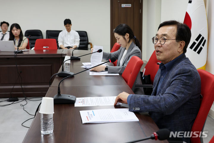 [서울=뉴시스] 조성우 기자 = 서병수 국민의힘 전당대회 선거관리위원장이 지난달 27일 오후 서울 여의도 중앙당사에서 제4차 전당대회 선거관리위원회 5차 회의 결과 발표를 하고 있다. 2024.06.27. xconfind@newsis.com