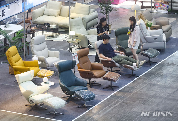 [고양=뉴시스] 황준선 기자 = 27일 경기 고양시 킨텍스에서 개막한 2024 고양가구박람회를 찾은 관람객들이 리클라이너를 체험하고 있다. 2024.06.27. hwang@newsis.com