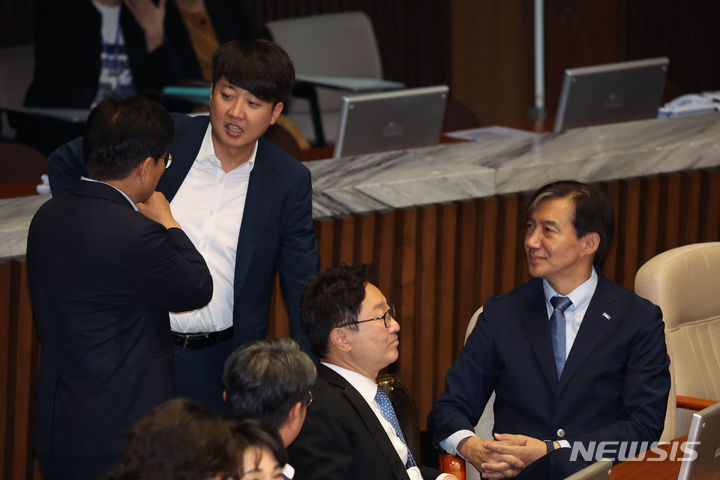 [서울=뉴시스] 권창회 기자 = 조국 조국혁신당 대표와 이준석 개혁신당 의원이 27일 오후 서울 여의도 국회에서 열린 제415회국회(임시회) 제3차 본회의에서 대화하고 있다. 2024.06.27. kch0523@newsis.com