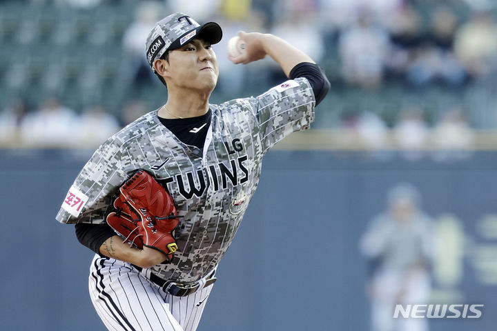 [서울=뉴시스] 최동준 기자 = 27일 서울 잠실야구장에서 열린 20204 KBO 리그 LG 트윈스 대 삼성 라이온즈의 경기, LG 선발 이상영이 공을 던지고 있다. 2024.06.27. photocdj@newsis.com