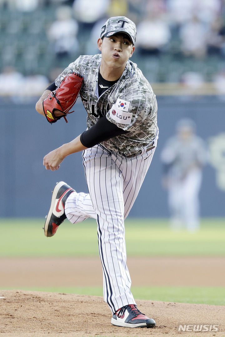 [서울=뉴시스] 최동준 기자 = 27일 서울 잠실야구장에서 열린 20204 KBO 리그 LG 트윈스 대 삼성 라이온즈의 경기, LG 선발 이상영이 공을 던지고 있다. 2024.06.27. photocdj@newsis.com