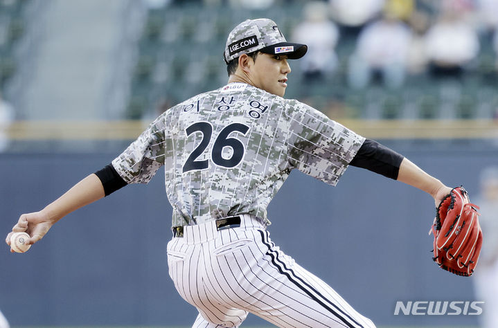 [서울=뉴시스] 최동준 기자 = 27일 서울 잠실야구장에서 열린 20204 KBO 리그 LG 트윈스 대 삼성 라이온즈의 경기, LG 선발 이상영이 공을 던지고 있다. 2024.06.27. photocdj@newsis.com