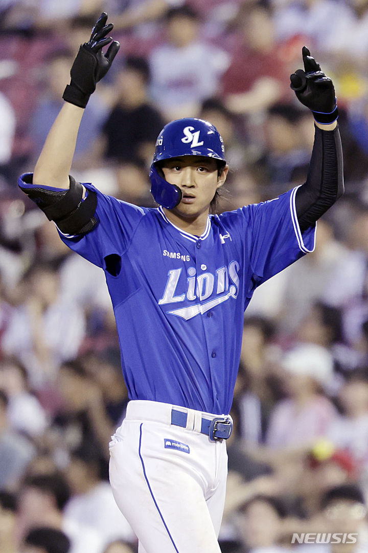 [서울=뉴시스] 최동준 기자 = 27일 서울 잠실야구장에서 열린 20204 KBO 리그 LG 트윈스 대 삼성 라이온즈의 경기, 6회초 1사 3루 상황 삼성 구자욱이 1타점 적시타를 친 뒤 세리머니하고 있다. 2024.06.27. photocdj@newsis.com