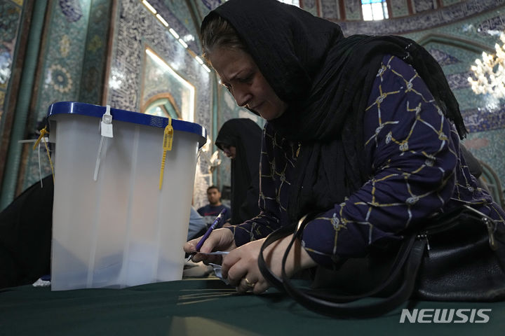 [테헤란=AP/뉴시스] 지난 28일(현지시각) 이란 테헤란의 한 투표소에서 여성 유권자가 대통령 보궐 선거 투표를 하고 있다. 2024.06.30.