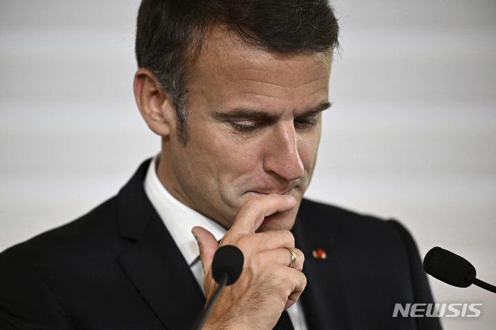 [파리=AP/뉴시스]러시아 크렘린궁이 프랑스 총선 결과를 주시하고 있다고 밝혔다. 선거 결과로 드러난 극우 정당 약진이 유럽에서 추세라는 점을 지적했다. 사진은 에마뉘엘 마크롱 프랑스 대통령이 지난달 20일(현지시각) 수도 파리에서 열린 아프리카백신제조가속컨퍼런스 개막 세션에서 연설하는 모습 2024.07.02.