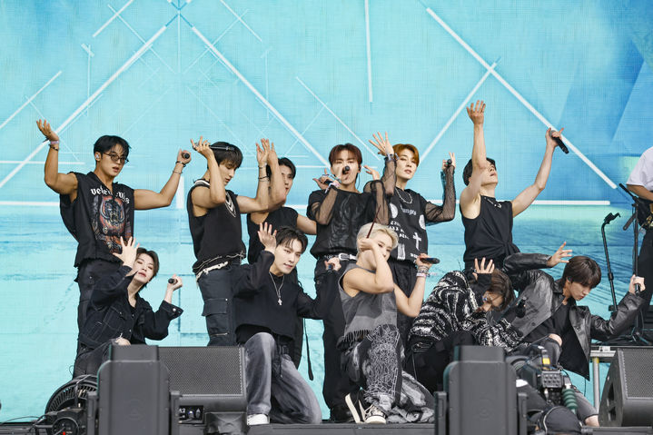 [서머싯 워시 팜=AP/뉴시스] 세븐틴이 6월28일 K팝 아티스트 처음으로 영국 대형 음악축제 '글래스턴베리' 메인 무대에 입성해 공연하고 있다. 기사 내용과 무관한 사진.