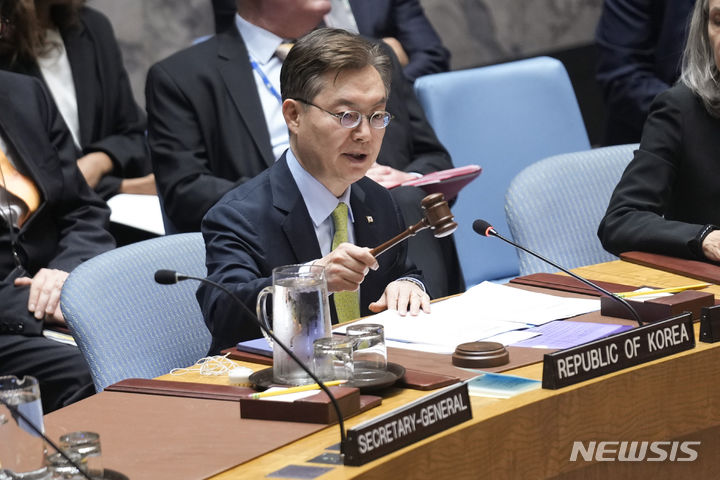 [뉴욕=AP/뉴시스]﻿황준국 주유엔대사가 12일(현지시각) 유엔 안전보장이사회(안보리) 개혁 논의에 참여해 상임이사국이 아닌 비상임이사국을 증설해야 한다는 기존 입장을 재확인했다. 사진은 황 대사가 지난 6월28일 미국 뉴욕 유엔 본부에서 '비확산/북한'을 주제로 열린 안전보장이사회(안보리) 공식회의를 주재하는 모습. 2024.08.13.