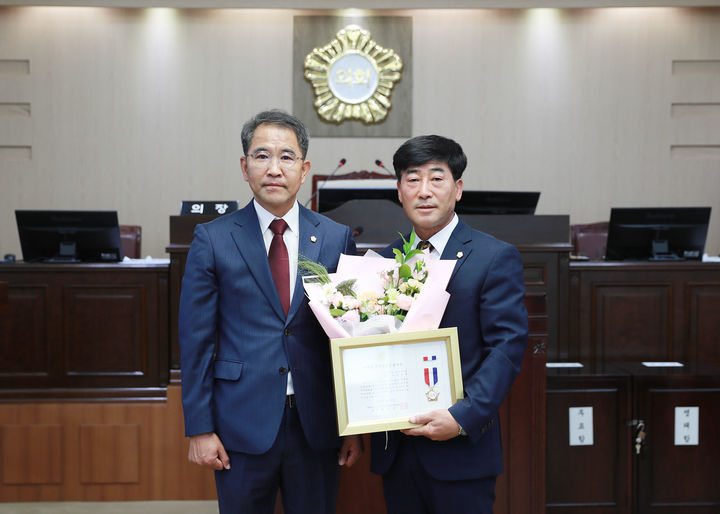 제9대 영양군의회 후반기 의장에 선출된 김영범(오른쪽) 의원이 김석현 의장과 기념사진을 찍고 있다. (사진=영양군의회 제공) *재판매 및 DB 금지