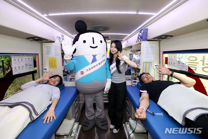 [서울=뉴시스] 대우건설 임직원이 헌혈 캠페인에 참여하고 있다. (사진=대욱너설 제공)