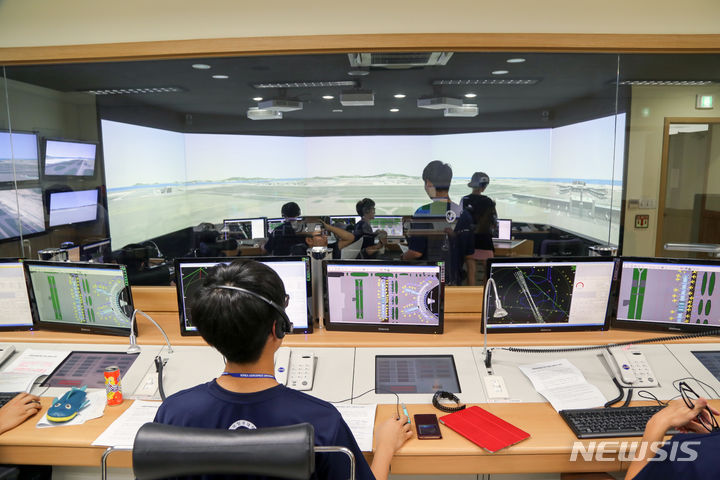 [고양=뉴시스] 한국항공대 항공우주캠프 관제 실습.(사진=한국항공대 제공) photo@newsis.com