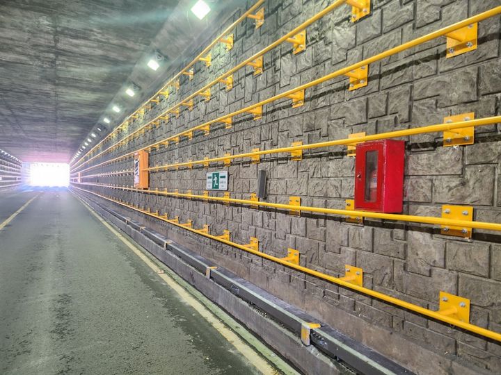 [전주=뉴시스] 28일 전북 전주시 완산구 서신동의 서신지하차도 내에 침수사고 시 대피를 도울 수 있는 인명탈출시설이 설치돼있다. (사진=완산구청 제공) 2024.06.28. photo@newsis.com *재판매 및 DB 금지