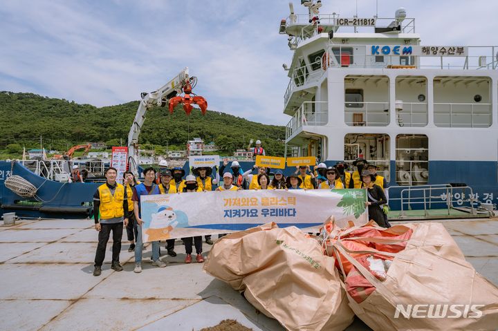 [서울=뉴시스] 덕적도 일대에서 섬 지역 연안정화활동.