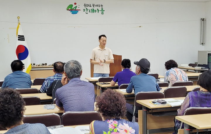 [태안=뉴시스] 지난해 7월 태안군농업기술센터 직원이 이원면 내리 만대마을에서 지역 농민에게 여름철 현장영농교육을 진행하고 있다. (사진=태안군 제공) 2024.06.28. *재판매 및 DB 금지