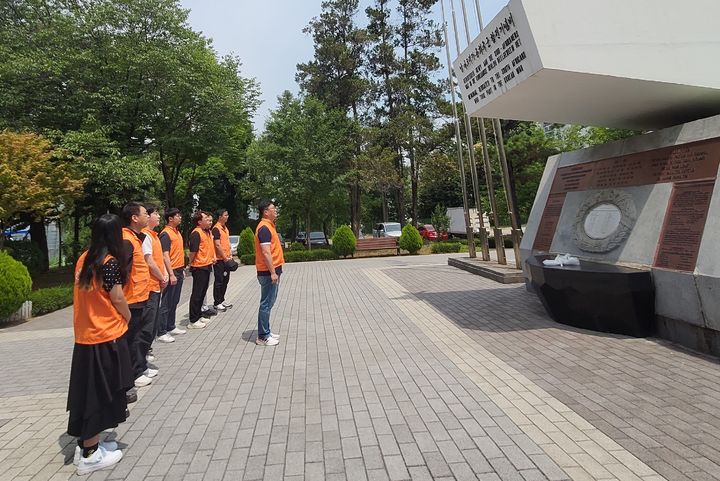 [거제=뉴시스] 신정철 기자= 한화오션(대표이사 권혁웅 부회장)은 6.25 전쟁 74주년을 맞아 이달 초부터 영국, 필리핀, 프랑스, 남아프리카공화국, 튀르키예, 그리스 등 경기도 일대에 자리한 UN참전국 기념비를 찾아 헌화하고 참전용사들의 희생과 헌신에 감사를 표했다고 28일 밝혔다.사진은 한화오션 특수선 사업부 직원들이 남아프리카공화국참전기념비를 찾아 헌화하고 감사를 표하고 있다.(사진=한화오션 제공).2024.06.28. photo@newsis.com *재판매 및 DB 금지