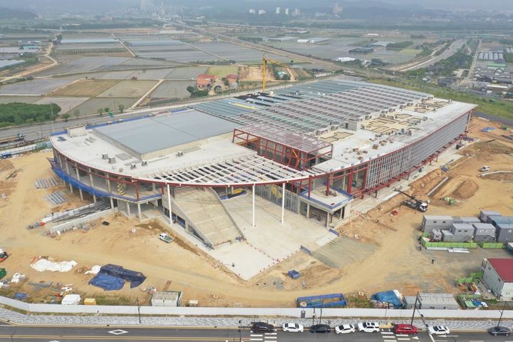 충북 최초 전시·컨벤션 시설인 청주 오스코(OSCO). 현재 공정률은 60%이며, 내년 9월 목표로 건축이 진행 중이다. (사진=충북도 제공)&nbsp; *재판매 및 DB 금지