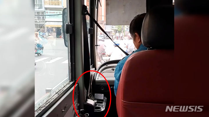 베트남에서 버스 기사가 운전 중 휴대폰을 사용하는 영상이 공개돼 누리꾼들의 공분을 샀다. 영상은 버스에 타고 있던 승객이 촬영해 소셜미디어(SNS)에 공유하면서 화제가 됐다. 출처 @tuoitre *재판매 및 DB 금지