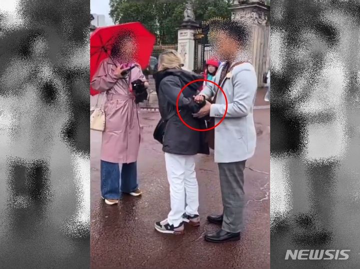 영국 런던에서 중국인 관광객 두 명이 소매치기로 추정되는 여성을 제압하는 장면이 포착됐다. 출처 : @CrimeLdn *재판매 및 DB 금지