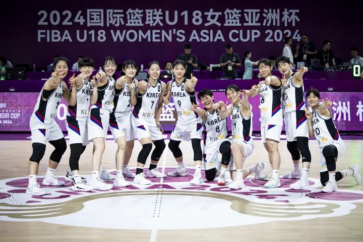 [서울=뉴시스] 한국 18세 이하(U-18) 여자농구 대표팀이 28일 중국 선전에서 펼쳐진 제26회 국제농구연맹(FIBA) U-18 여자 아시아컵 4강 진출 결정전에서 뉴질랜드를 꺾은 뒤 기뻐하고 있다. (사진 = FIBA 제공) *재판매 및 DB 금지