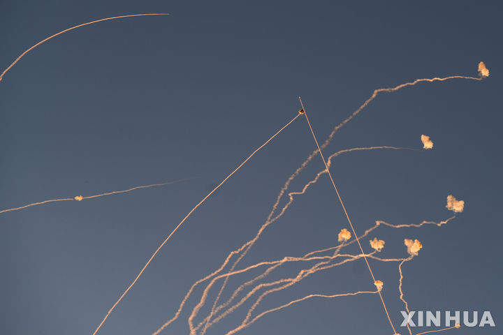 [사페드=신화/뉴시스] ﻿﻿이스라엘군이 상대적으로 비용이 저렴한 방공체계를 운용하다 이란의 탄도미사일 요격에 실패해 약 200명의 부상자와 막대한 재산 피해가 발생한 것으로 알려졌다. 사진은 지난 2024년 6월 27일(현지시각) 이스라엘 북부 사페드에서 이스라엘 방공시스템 아이언돔이 레바논에서 발사된 로켓을 요격하면서 연기가 피어오르는 모습. 2026.03.24