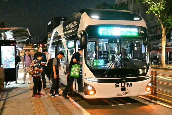 [서울=뉴시스] 지난달 28일 오전 시민들이 새벽동행 자율주행버스에 탑승하고 있다. 새벽동행 자율주행버스는 오는 10월부터 도봉산역~영등포역(25.7km) 정식 운행을 앞두고 있다. 시내버스 첫차보다 최대 30분 빠른 오전 3시 30분께 출발해 이른 아침을 여는 새벽 근로자의 출근길 발이 되어 줄 것으로 기대된다. (사진=서울시 제공) 2024.07.03. photo@newsis.com *재판매 및 DB 금지