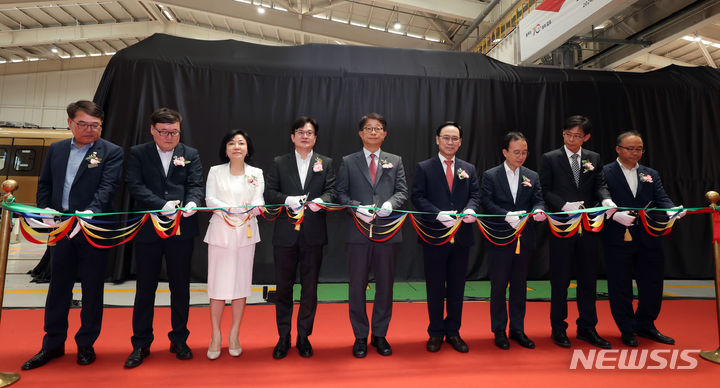 [인천=뉴시스] 전진환 기자 = 박상우 국토교통부장관이 28일 오전 경기도 김포시 김포골드라인 차량기지에서 열린 김포 골드라인 열차증편 기념식에서 차량 출고 테이프커팅을 하고 있다. 정선인(왼쪽 세번째부터) 김포골드라인 대표, 김병수 김포시장, 박 장관, 이용배 현대로템 대표. 2024.06.28. amin2@newsis.com