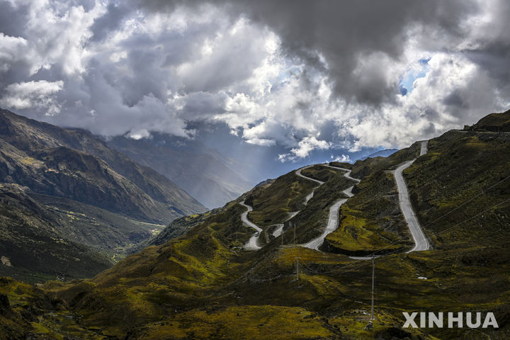 [ 리마( 페루)=AP/뉴시스] 페루 쿠스코의 안데스산맥&nbsp;&nbsp; 일대의&nbsp; 지그재그 형 산악도로.&nbsp; 페루에서는 최근 장기간 쏟아진 역대급 폭우로 국가 비상사태를 전국 각지에 선포했다고 정부민방위청이 4월 17일 발표했다. 2025. 04. 18.
