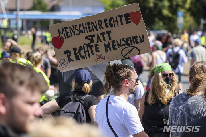 [ 에센( 독일)= AP/뉴시스] 독일의 서부도시 에센시에서 6월 29일(현지시간) 사람들이 극우정당인 '독일을 위한 대안'당(AfD) 전국 대회장 앞에 모여 "극우 대신에 인권을!"이란 팻말을 들고 항의 시위를 벌이고 있다. (사진 dpa통신 제공). 2024. 06. 30. 