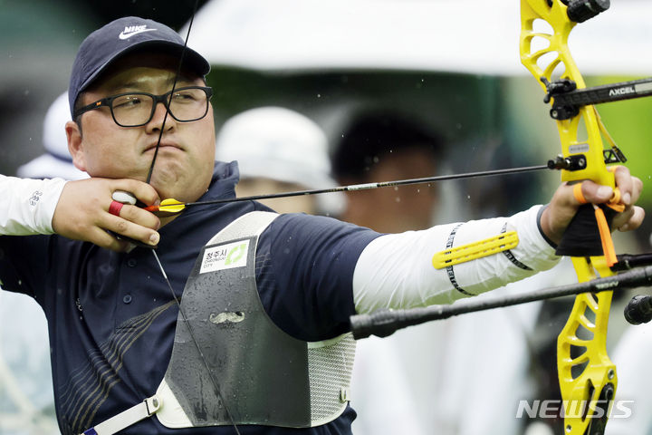 [전주=뉴시스] 최동준 기자 = 파리 올림픽에 출전하는 양궁 대표팀 김우진이 29일 전북 전주월드컵경기장에서 K리그1 전북 현대와 FC서울 경기에 앞서 소음 적응 훈련을 하고 있다. 2024.06.29. photocdj@newsis.com