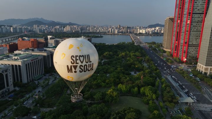 [서울=뉴시스] 지난 28일 서울 영등포구 여의도공원에서 열린 계류식 가스기구 서울달 프레스투어 행사에서 '서울달'이 비행을 하고 있는 모습. (사진=서울시 제공) 2024.06.29. photo@newsis.com *재판매 및 DB 금지