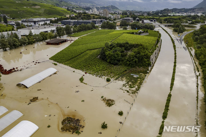 [AP/뉴시스] 30일 스위스 시에르에서 전날 폭우로 론강이 간선도로 A9 위로 넘쳐 흐르고 있다. 