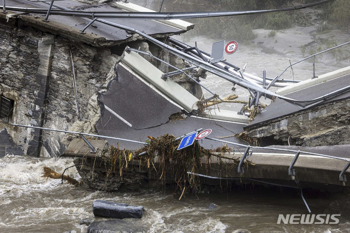 [스위스=AP/뉴시스] 지난달 30일(현지시각) 스위스 남부 마지아 계곡의 비슬레토 다리가 폭풍우 영향으로 붕괴돼 있다. 2024.07.01.