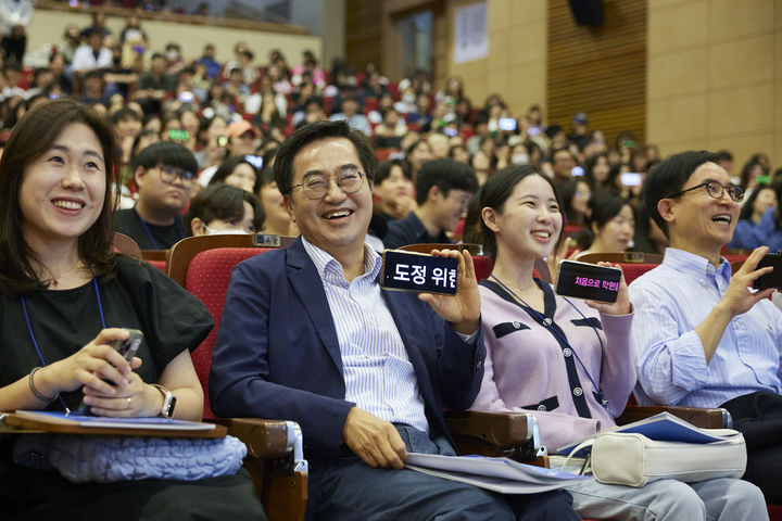 [수원=뉴시스] 5월30일 수원특례시 아주대학교에서 열린 '꿈을 향한 나침반' 행사에서 2024 경기청년 갭이어 참여 청년들과 김동연 경기도지사가 소통의 시간을 가지고 있다. (사진=경기도 제공) *재판매 및 DB 금지