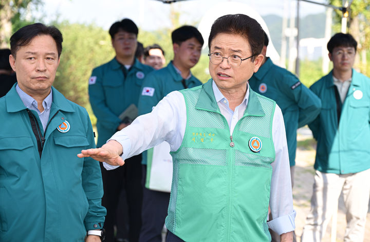 [안동=뉴시스] 이철우 경북도지사가 지난달 28일 여름철 집중호우를 대비해 구미시 장천면 상장리 ~ 거의동 일원에서 추진 중인 재해예방 사업장을 점검하고 있다. (사진=경북도 제공) 2024.06.30 *재판매 및 DB 금지