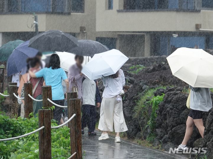 [제주=뉴시스] 오영재 기자 = 제주시 애월읍 한담공원에서 관광객들이 산책하고 있다. (사진=뉴시스DB) oyj4343@newsis.com