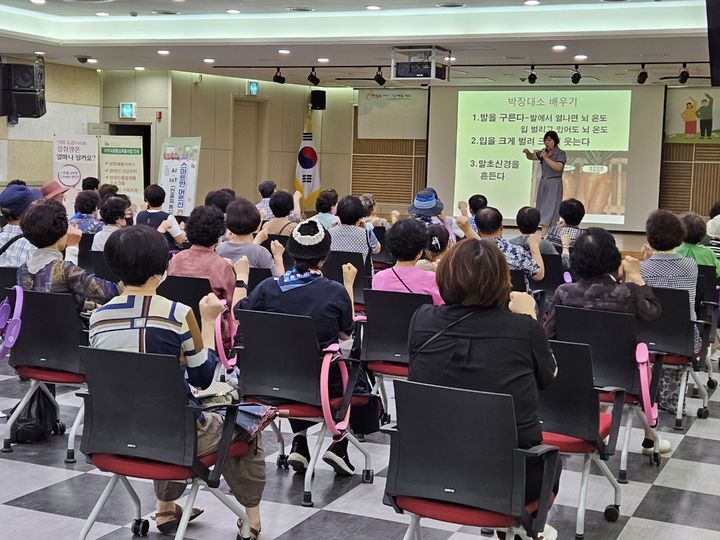 [대구=뉴시스] 지난해 함께 건강한 힐링데이 모습. (사진=대구시 서구 제공) 2024.06.30. photo@newsis.com *재판매 및 DB 금지