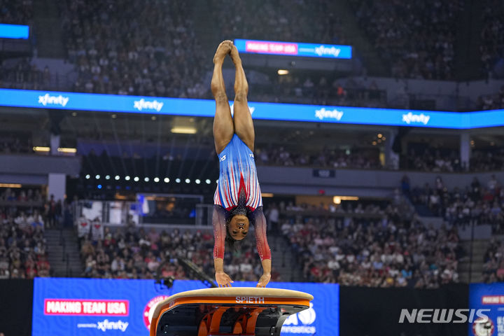 [미니애폴리스=AP/뉴시스] 시몬 바일스가 지난달 30일(현지시각) 미국 미네소타주 미니애폴리스의 타깃센터에서 열린 2024 파리 올림픽 미국 기계체조 여자 선발전에서 도마 종목에 출전해 연기를 선보이고 있다. 2024.07.01.