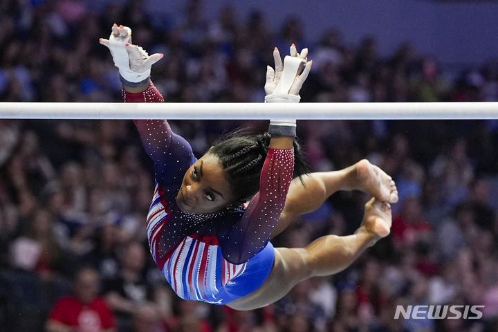 [미니애폴리스=AP/뉴시스] 시몬 바일스가 지난달 30일(현지시각) 미국 미네소타주 미니애폴리스의 타깃센터에서 열린 2024 파리 올림픽 미국 기계체조 여자 선발전에서 이단평행봉 종목에 출전해 연기를 선보이고 있다. 2024.07.01.