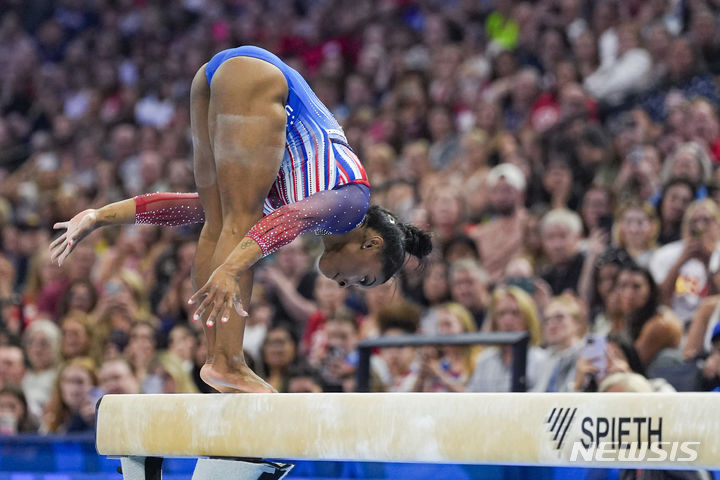 [미니애폴리스=AP/뉴시스] 시몬 바일스가 지난달 30일(현지시각) 미국 미네소타주 미니애폴리스의 타깃센터에서 열린 2024 파리 올림픽 미국 기계체조 여자 선발전에서 평균대 종목에 출전해 연기를 선보이고 있다. 2024.07.01.